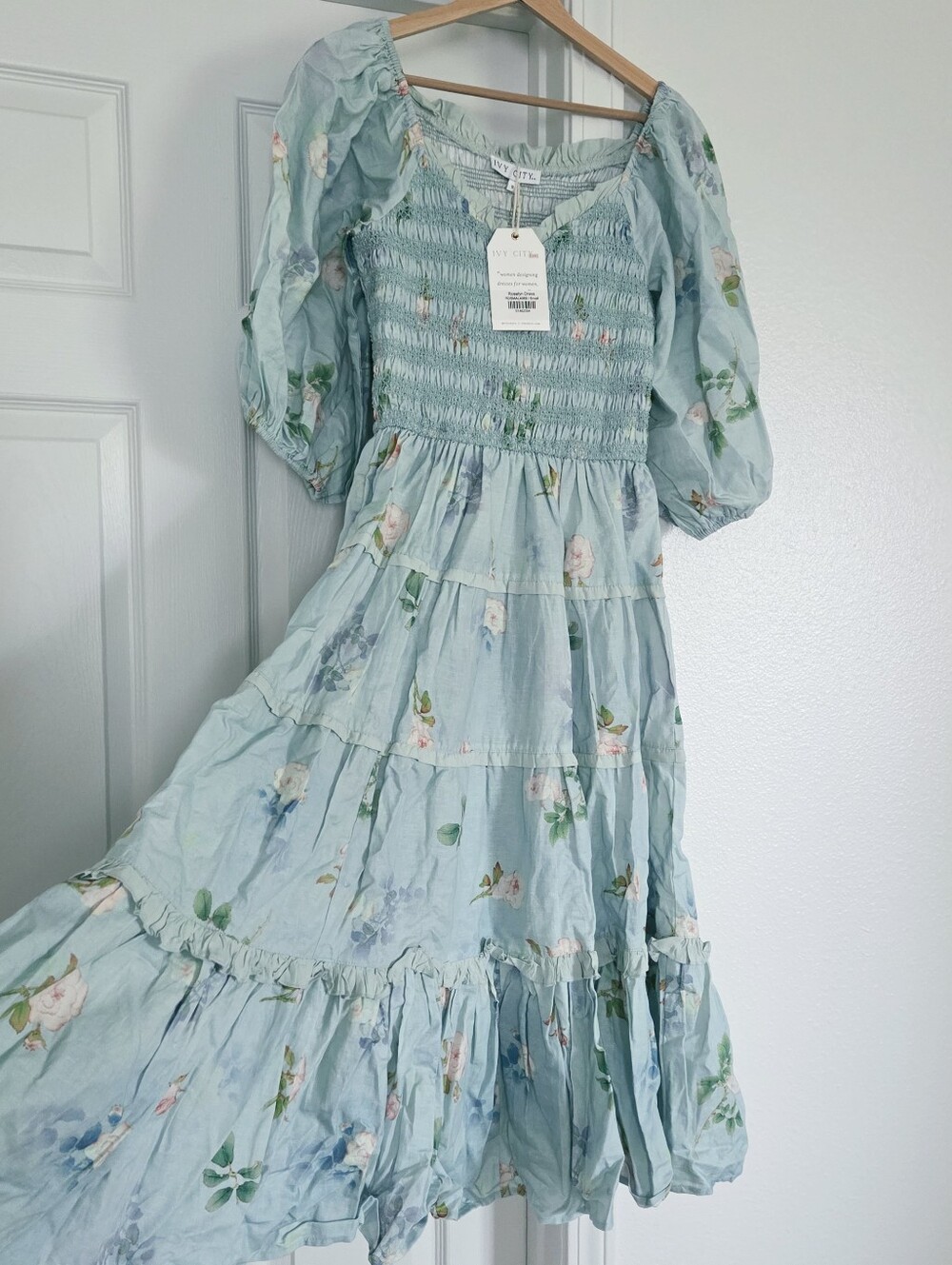 Ivy City Co. ROSEYLYN Blue floral smocked puff sleeve midi dress